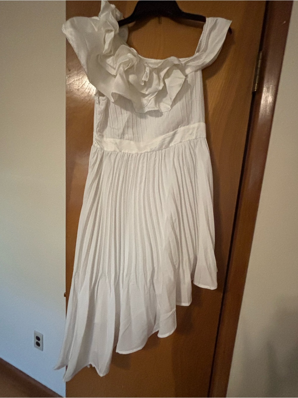 Elegant White One-Shoulder Ruffle Pleated Dress - M